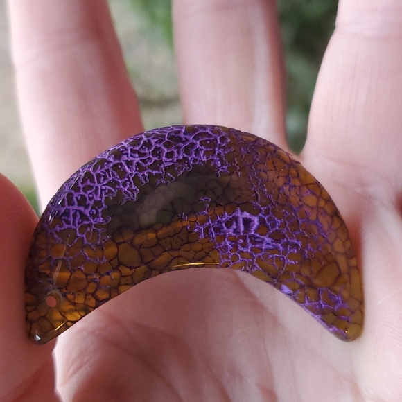 New Dragon Veins Agate Crescent Moon Pendant. - Picture 10 of 11